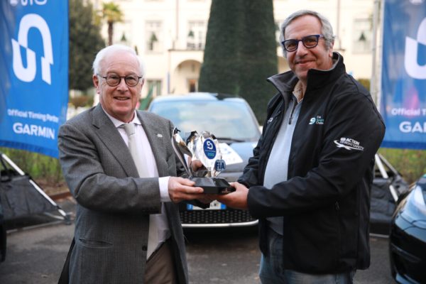 Season 2022 winner Thierry Benchetrit receives the trophy